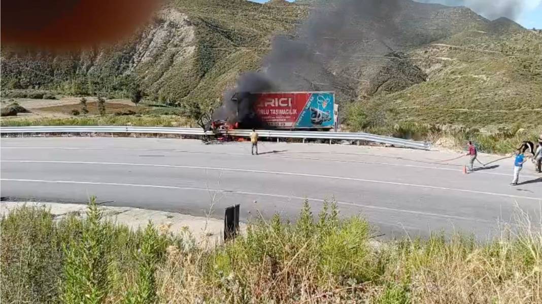 Konya-Antalya yolunda can pazarı! Kamyon yandı 3